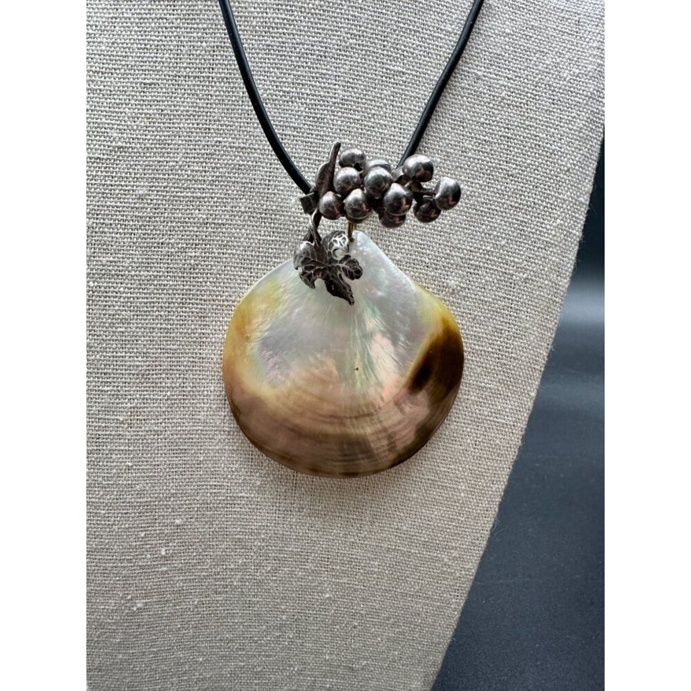 Beautiful Mother Of Pearl and Sterling Silver Pendant Necklace - Picture 4 of 6